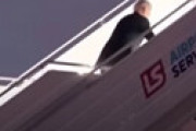 【動画】 バイデン大統領、飛行機の階段から激しく滑り落ちる衝撃動画が流出？