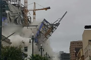 ニューオーリンズで建設中のホテルが突然崩壊。その瞬間の映像がこっわすぎる。