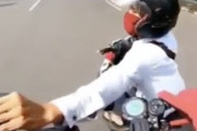【動画】走りながら走るスクーターのスマホを盗み取ろうとするひったくり犯が撮影される。