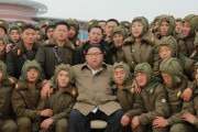 金正恩委員長が北朝鮮空軍狙撃兵部隊のパラシュート降下訓練を視察…有事を想定か！