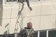 【動画】中国、マンションで宙ぶらりんで外壁修理中の作業員に上から水をかける非道な住民！