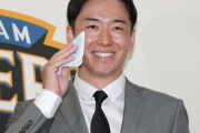 【朗報】斎藤佑樹さん、引退会見で青いハンカチで汗を拭くポーズ披露