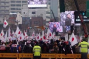 【画像あり】韓国保守団体「日本も韓国も心は一つ！自由主義文化を創造しよう！」昨年2月の極右勢力による抗議がヤバかった‥　韓国の反応