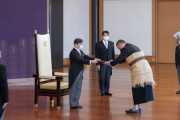 天皇陛下、信任状奉呈式に マスク姿、握手なし