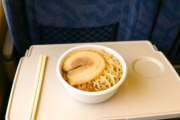 乗客「二郎系ラーメンはやめて！」新幹線での“食事マナー”に賛否「イライラする」「個人の自由」