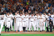 【 画像 】昨日の巨人サヨナラ勝利のシーン･･･石川をホームで迎える巨人選手たちwww