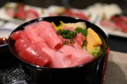 築地の2万2000円のウニ丼、2万円の海鮮丼→40代の男性米国人 「バーゲンセール」