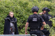 【画像】イギリスで騎士の格好で帯剣して公園を散歩していた男が武装警官に取り囲まれる
