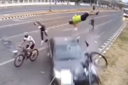 【動画】飲酒運転の車がサイクリンググループに突っ込み2人が亡くなった事故。