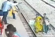 【動画】線路を横断しようとした女性2人が通過電車にはねられてしまう事故。