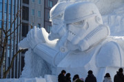 北海道札幌雪祭り3500トンの雪でスターウォーズ彫刻　海外の反応
