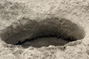 アイルランドのビーチに突如出現した謎の大穴、天文愛好家が大興奮「この黒い石は宇宙から降ってきたに違いない。ここに焦げ跡がある！」 →