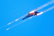 中国海軍航空隊のJH-7戦闘爆撃機が空対地ロケットを海上標的に発射！