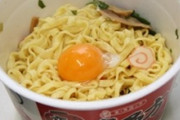 母子家庭で育った嫁と育ちの差を感じてしまう。食事はカップ麺やウインナー炒め、泣く子供を放置しゲームに没頭。指摘すると「家ではこうだっだ。これが普通」