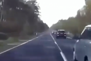 運が悪かった？自業自得？一車線の長い平坦な道のりで前の車が遅いので追い抜くと・・・。海外の反応