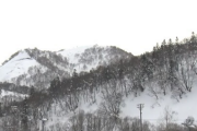 スキー場のコース外を滑っていた男性、雪崩に巻き込まれて死亡