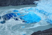 これはすごい！アルゼンチン最大級の青い氷河が大崩落する劇的瞬間