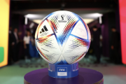 4カ国のみ蹴ることが許される、カタールW杯の公式球が変更！ 準決勝＆決勝のみ使用、ゴールドの「アル・ヒルム」が発表