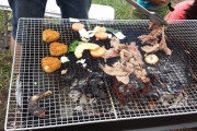 米国人「日本のBBQに参加したら肉の切れ端を焼いては食べ焼いては食べで死ぬかと思った」