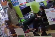 【動画】黒人さん、強盗に入るも店員に逃げられて閉じ込められる