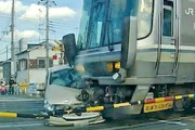 【兵庫】踏切に誤進入したパッソに快速電車が突っ込む瞬間がドラレコに記録される。