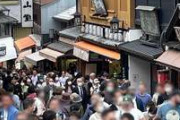 アフターコロナの京都はパニック状態…！観光客で地面が見えないほどの人混みに困惑する地元民たちの「本音」