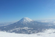 【北海道】半袖短パンで雪山登山の外国人カップル、9合目で「寒さで動けない」と通報し警察ヘリで救助