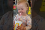 【閲覧注意】赤さんが初めてコーラを飲んだ結果wwwwwwwwwwwwwwwwwww