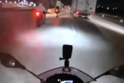 【動画】大型車の真横でバイクがバイクに当て逃げ(((ﾟДﾟ)))