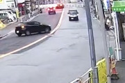 なんだその事故。神戸で撮影されたどこ見て運転の事故ドライブレコーダー。