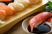 海外「寿司の正しい食べ方はもう覚えたか？」結局手で食べるのか箸で食べるのかどっちなんだ？