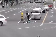 【動画】それはダメだ笑。渋谷で白バイに追われるLUUPが撮影される。