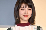 【悲報】浜辺美波さん、撮影中に自分のアレを触ってしまう…