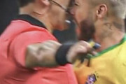 ◆悲報◆ブラジル代表FWネイマールさん判定に激おこ！主審に顔面猛プレスをしてしまう