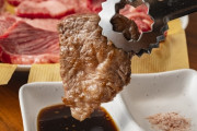 【う～ん？】焼肉トッモ「箸で焼いたら生肉に触れちゃうからトングで焼くんやで」ワイ「はぇ～なるほど確かに」