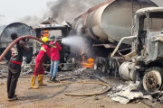 ナイジェリアでタンクローリーが横転→燃料を盗みに来た70人以上が爆死