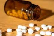 「嫌なこと忘れたくて」市販薬ブ○○2瓶一気に・・・若者に広がるオーバードーズ