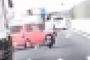 【動画】女さん、とんでもない合流をやってバイクをはねる・・・