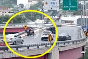 【動画】高架橋で急加速したバイクの人が15メートル下へ落下して重傷を負う。