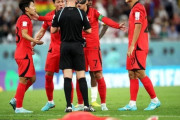 【W杯】韓国人「韓国が最悪の主審テイラーと呼ぶ理由‥（ﾌﾞﾙﾌﾞﾙ」韓国のコーナーキック無視、試合終了+ベント監督退場まで　韓国の反応
