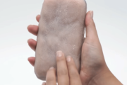 スマホいじりがはかどる？はかどらない？人間の皮膚と感覚を再現したスマホケースが開発される（フランス）