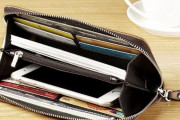 長財布使うだろう普通、二つ折り財布なんて収納力が低いし貧乏くさい |  今どき札束を沢山入れる  |  財布さ、みんな何処に仕舞ってるの？  |  カード5枚のチョイスの世界