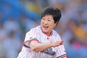 【悲報】小池百合子（72）、始球式で骨折