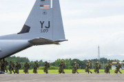 横田基地所属のC-130輸送機から陸自第1空挺団の隊員が降下訓練！