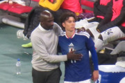 【画像】ガーナ選手との接触で怪我を負わせてしまった田中碧、相手ベンチに駆け寄る