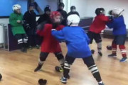 【ロシア】アイスホッケーの殴り合いを教え込まれる子供たちの映像が話題に。