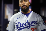 ドジャース「後払いで」Tヘルナンデス「いやです、今すぐください、5年154億」