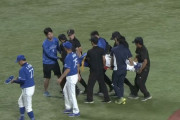 中日・石川昂弥が7回の打席で頭部に死球　左側頭部直撃、うずくまるようにして倒れ込む