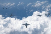 【南北朝鮮と中国への警告】米爆撃機6機　朝鮮半島付近に異例の同時出動＝北への警告メッセージか