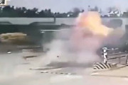 【動画】中国の高速道路で猛スピードでの車が料金所に突撃　空中で爆発